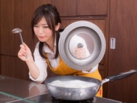 「顔は好みだけど料理ができない女性」と「顔は好みじゃないけど料理上手な女性」、男性が結婚相手に選ぶのは？