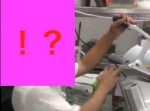 タマネギをカットする従業員が完全防備すぎる！（笑）