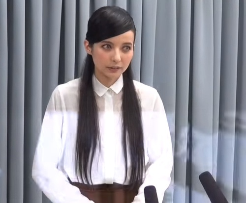 ベッキー　緊急会見