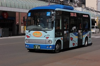 福井市のコミュニティバス「すまいる」東ルート（SONIC BLOOMINGさん撮影、Wikimedia Commons