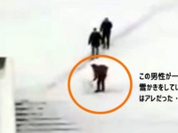 雪道を作るため、必死にスコップをふるうこの男性はいい人？悪い人？