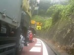 殺意すら感じる…。トラックの幅寄せがゾクッとくるレベル【動画】