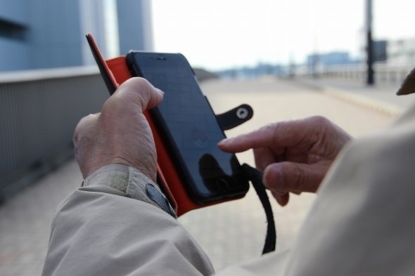 M記者がスマホに熱中