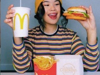 片手でポテトとハンバーガーはいかがですか？マクドナルドがバリューセットを片手で食べる方法を紹介【ライフハック？】
