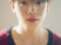 ナチュラルな表情に魅了される。俳優・鈴木康介が自身初となるカレンダーを発売！