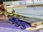 自転車で走行していたら、右折したトレーラーに巻き込まれてしまい…！？(6/30)