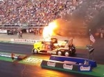 爆速発射ァァァァ！！　トラックがものすごい勢いで突っ走る！