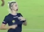 これぞ小悪魔…！　サッカーの美女審判が見せた思わせぶりな行動とは？