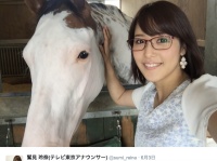 テレ東・鷲見玲奈アナ、競走馬ブチコから「胸元を攻めれらる」ハプニングに視聴者大興奮！