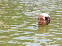 池に浮かぶ政治家の生首。イサーク・コルダルの浮遊彫刻（フランス）