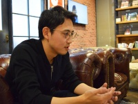 インタビューに答えるいしわたり淳治さん