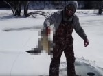 氷に穴をあけて釣りを楽しんでいたら→　なんか違うやつ釣っちゃった…