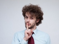 彼女には口が裂けても言えない「俺の秘密」⇒出張中に浮気、経験人数を詐称……