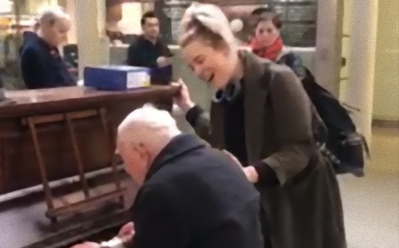 駅でピアノを弾く老人男性に合わせて女性歌手が歌を。そこから始まる感動のセッションに駅が震える（イギリス）