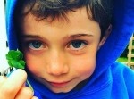 ５つ葉のクローバーを見つけた６歳の男の子。女王陛下の不老不死をお願いする