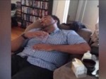 “父性”本能爆発！？　眠りながらも赤ちゃんを世話する男性