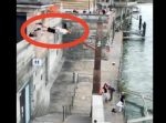 少し距離があるが…？　男性パルクーラーが道路から助走をつけて川へ大ジャンプ！