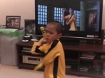 ５歳キッズがブルース・リーを完コピ！「彼は…ミニリーだ」（動画）