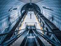 異世界への入り口は、意外と身近な場所にある？　SF感あふれる地下鉄駅がカッコイイ