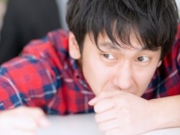 裏切りもの！　男性が「嫉妬する」彼女の行動・6パターン