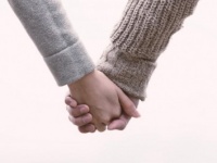 そこに下心はある！　付き合ってない女子と手をつなぐ、オトコの心理って？