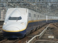 JR東日本E4系新幹線電車、2編成併結16両編成（Sui-setzさん撮影、Wikimedia Commons
