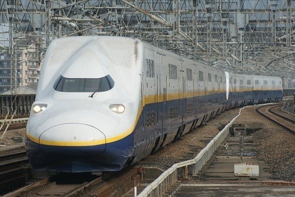JR東日本E4系新幹線電車、2編成併結16両編成（Sui-setzさん撮影、Wikimedia Commons