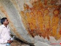 古代の宇宙人を描いたものなのか？洞窟に残された謎の生命体が記された5つの壁画