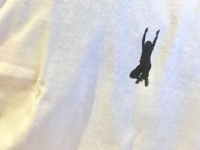 夫が勝手に妻の写真をTシャツ化――〝悲報〟に14万人破顔　「めっちゃいい」「こんなふうに愛されたい」
