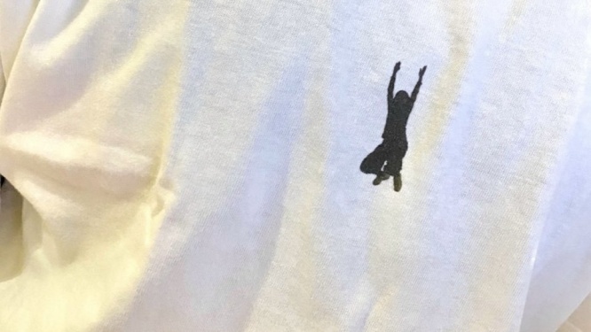 夫が勝手に妻の写真をTシャツ化――〝悲報〟に14万人破顔　「めっちゃいい」「こんなふうに愛されたい」