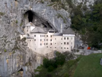 洞窟の崖に埋まるように建てられた13世紀のトリッキーな城「プレッドヤマ城」（スロベニア）