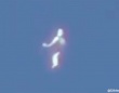 ヒトガタの白い物体がカリフォルニアの上空に出没、変形回転しているところを目撃される