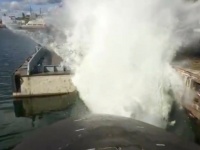 ロシア軍の潜水艦、魚雷の模擬発射で水を大噴射。びしょ濡れになった見物人
