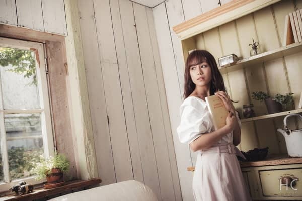 本を手にする女性