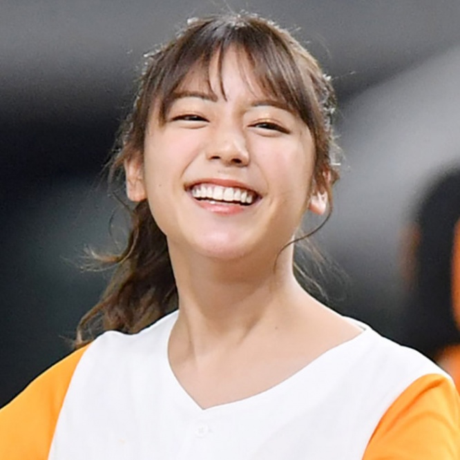 傘が壊れて濡れネズミ！貴島明日香が暴風レポートで見せた気遣い