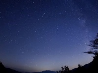 今年は環境が整った「極大日」！明け方の空でオリオン座流星群を観測しよう