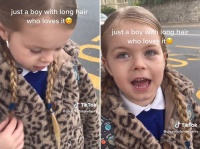 4歳の息子の髪を伸ばし続けていることをSNSで非難された母親が反論