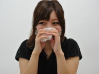 鼻水がとまらない！　彼女が目の前で鼻をかんだら、男性はどう思う？⇒78.1％が……