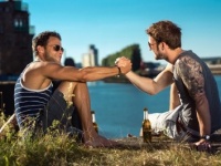 選ぶならこんなオトコ！　同性が教える「浮気しない男性」の特徴3つ！「友情に熱い」