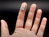 指先に貼るだけで汗から発電してくれる絆創膏型のバッテリーが開発される