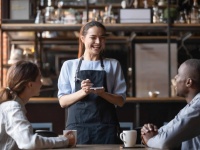 店員に礼儀正しい言葉で注文した人には料金が安くなるサービスを導入したカフェ