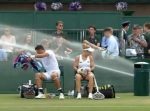 テニスの試合にて、スプリンクラーが誤って噴出し選手が水で濡れてしまう。