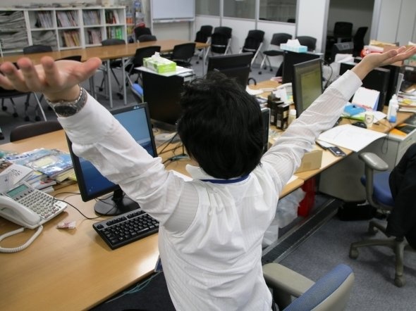 完成を喜ぶ記者