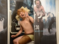 大西ライオンがトイレで「音漏れ心配ないさ〜っ！」と絶叫！　『ターザン：REBORN』公開記念で新宿ピカデリーのトイレがジャングル仕様に