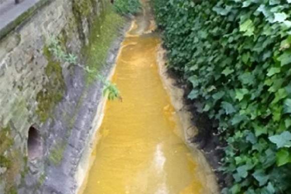 インド人もびっくり。「カレーの街」を流れる川がカレー色に染まってしまう異常事態が発生(イギリス)
