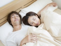 【衝撃】実は彼氏の腕枕が嫌いな女子が●％も！