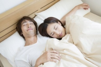 【衝撃】実は彼氏の腕枕が嫌いな女子が●％も！