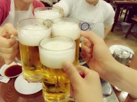 女子はどっちに惹かれる？　「物静かな男子」or「おしゃべり男子」