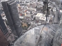 高所恐怖症注意。地上300ｍの高層ビルの壁面を透明な滑り台で滑る勇気（アメリカ）