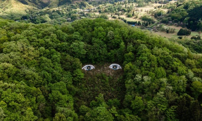 まさか「ダイダラボッチ」？　山の中からこちらを見つめる巨大な「目」の正体とは